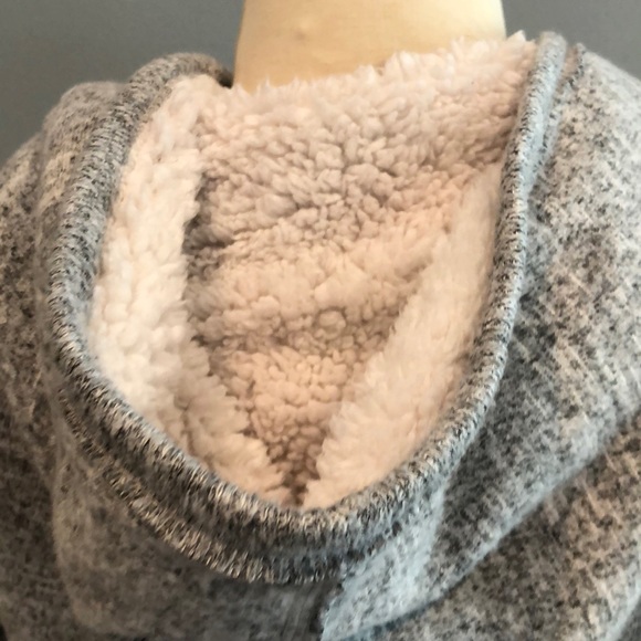 Abercrombie and Fitch - Picture 5 of 8